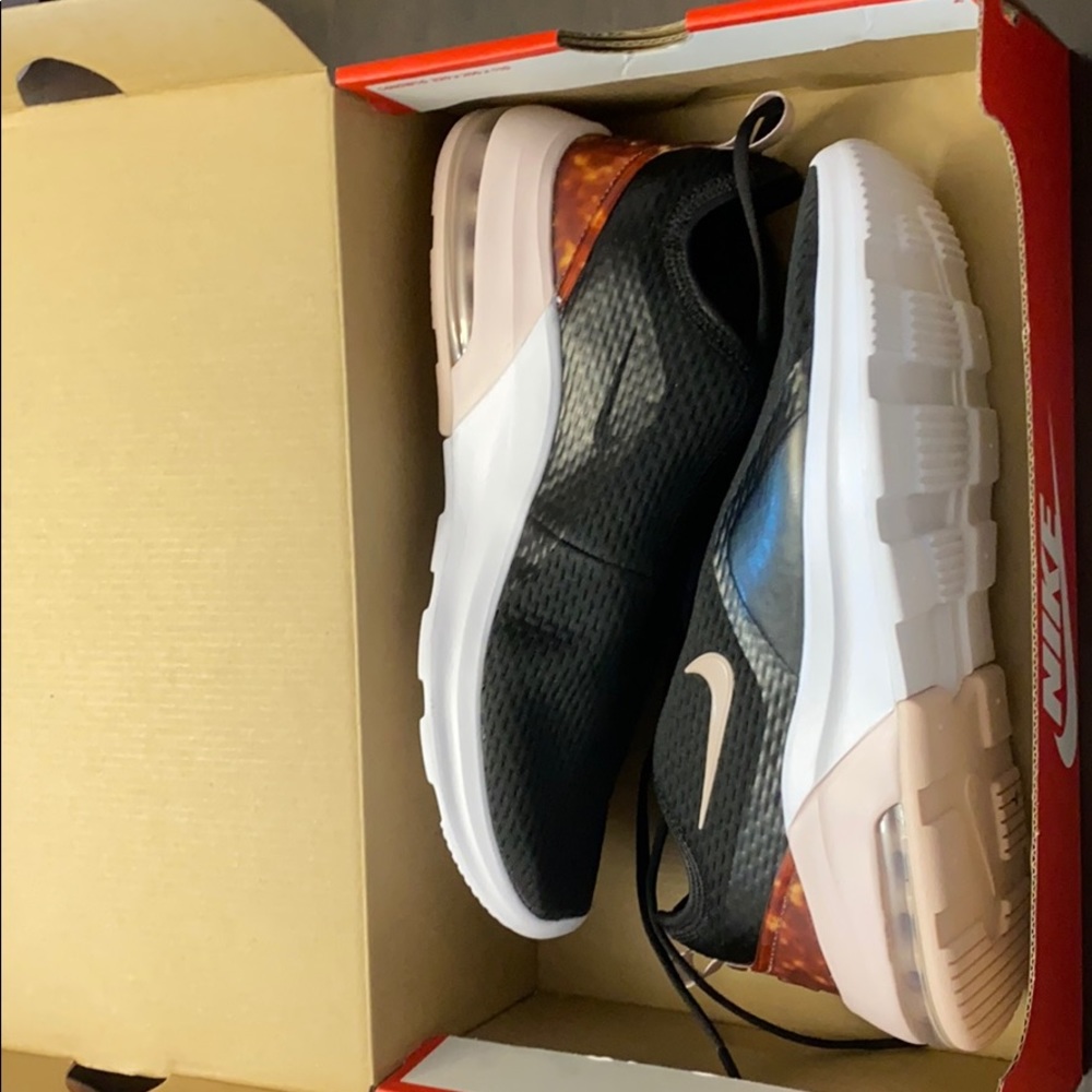 NWOT Women’s Nike Air Max Motion 2
